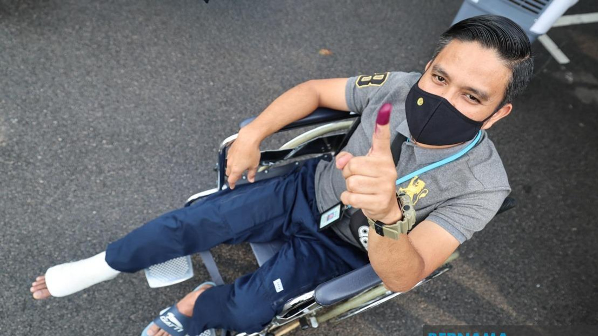 Determined To Serve: Injured Johor Cop Votes Despite Wheelchair Confinement