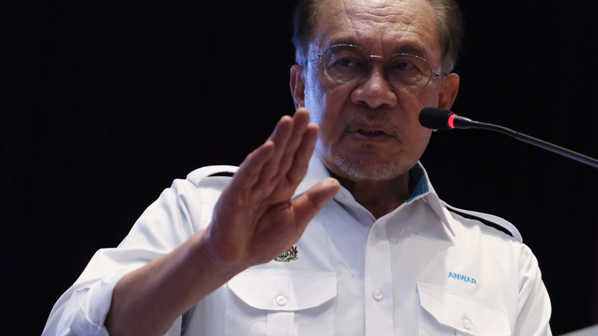 Anwar Urges Civil Servants to Place Citizen Welfare at Heart of Public Service