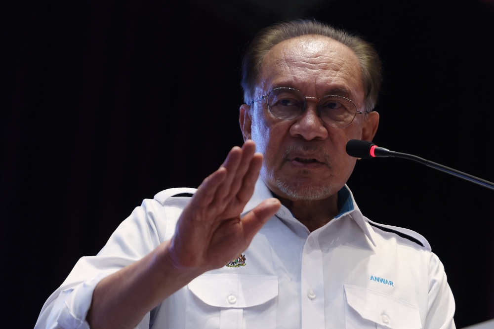 Anwar Urges Civil Servants to Place Citizen Welfare at Heart of Public Service