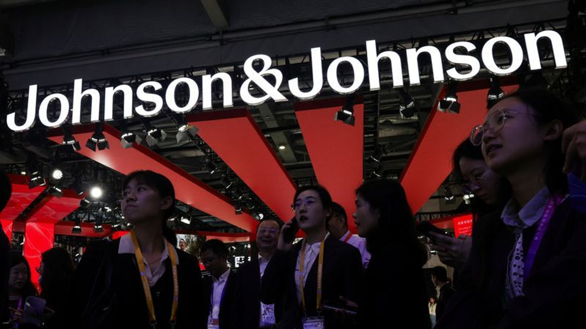 Johnson & Johnson Enters Competitive US Robotic Surgery Market with FDA Approval