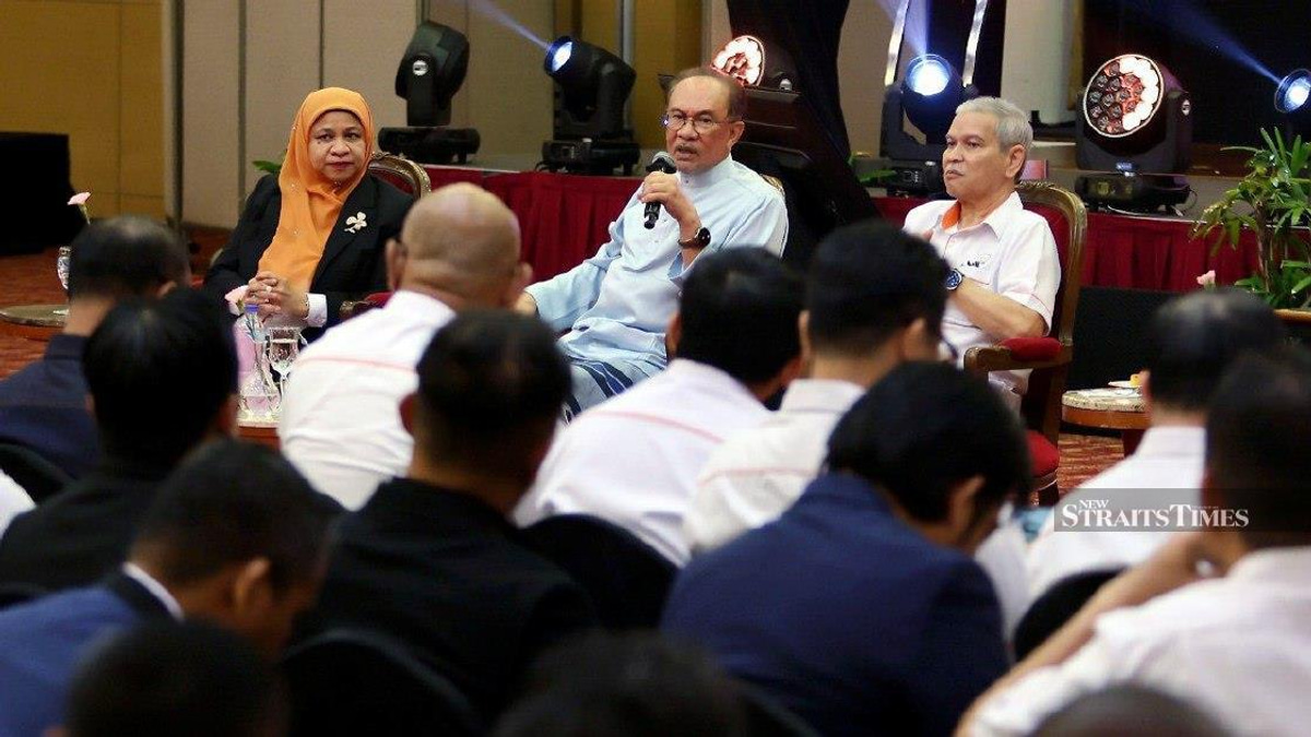 Anwar Appeals to Prabowo for Assistance on Troubled Felda Eagle High Investment