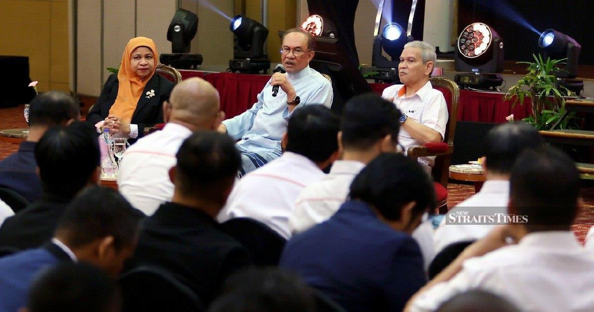 Anwar Appeals to Prabowo for Assistance on Troubled Felda Eagle High Investment