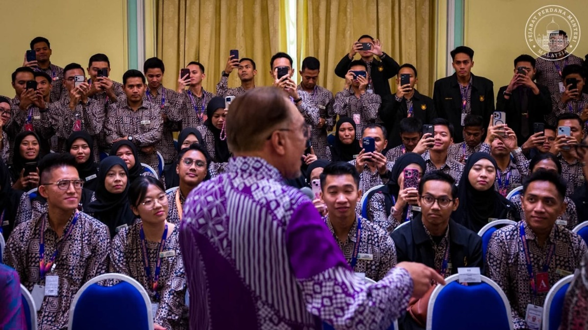 PM Anwar Urges Civil Servants to Embrace Change While Maintaining Integrity
