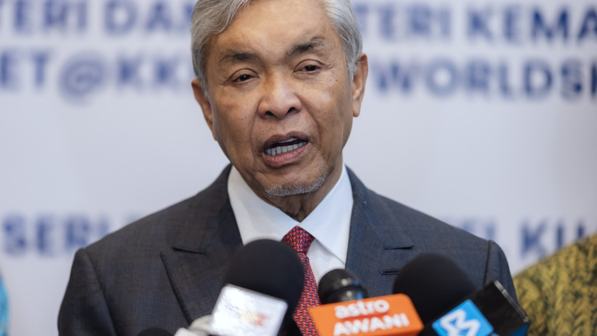 Deputy PM Zahid Offers Fully Sponsored Umrah Trips to WorldSkills Gold-Medal TVET Trainees