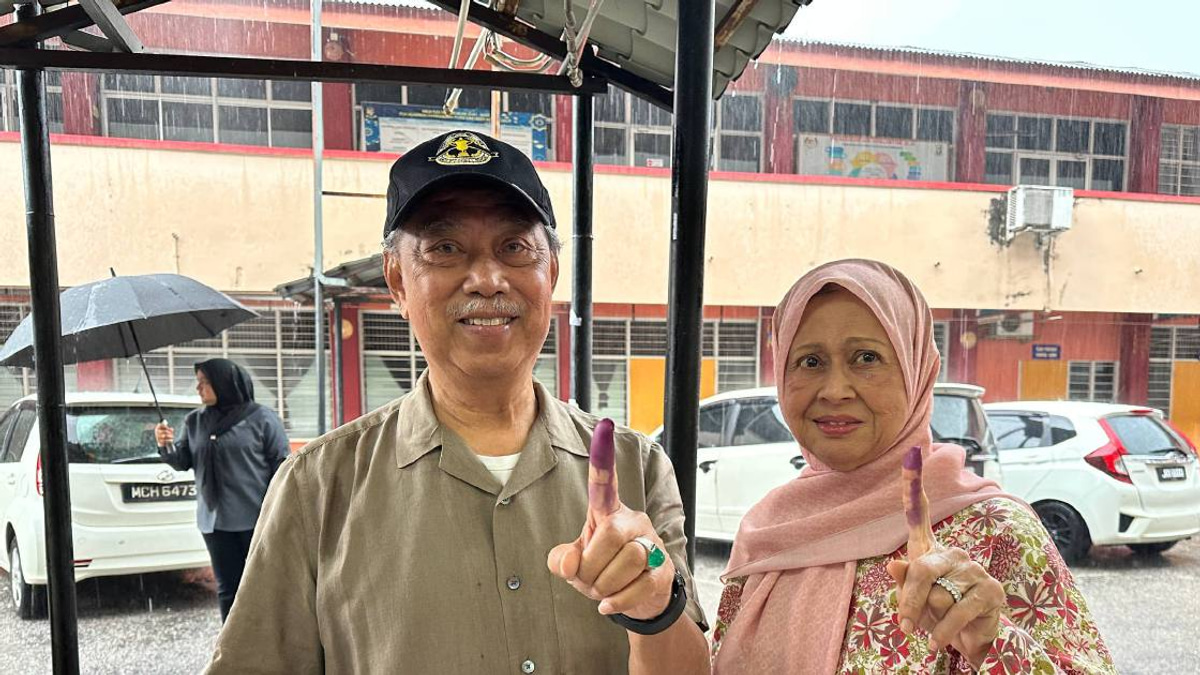 Muhyiddin bets on strong Johor turnout despite wet weather hampering voting