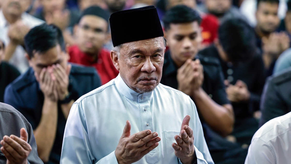 Anwar Extends Support to Sultan Ibrahim as King Undergoes Medical Procedure
