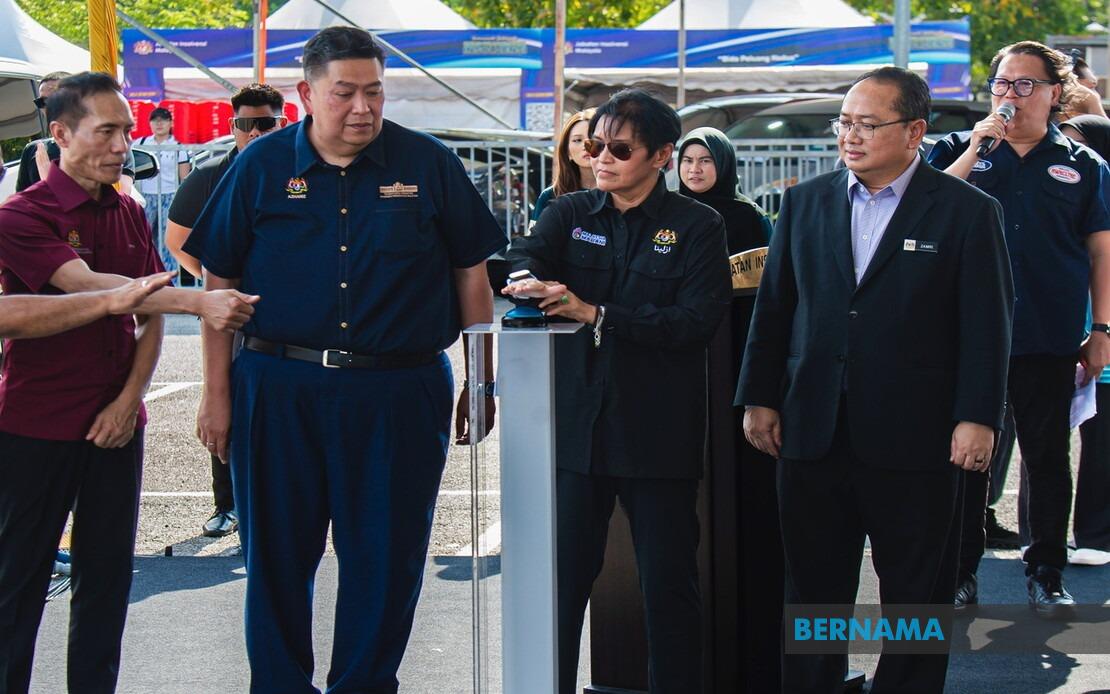 Azalina Calls on Johor Voters to Back BN for Administrative Stability