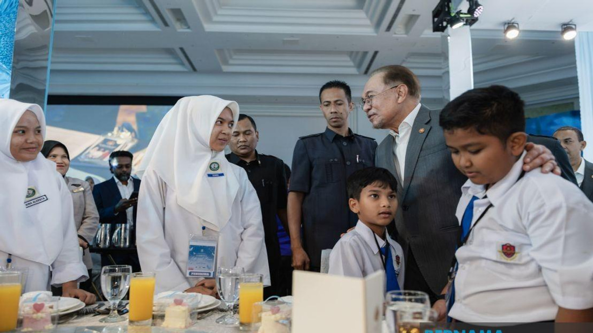 PM Anwar Urges Schools to Foster Kindness Alongside Academic Excellence, Warns Against Bullying