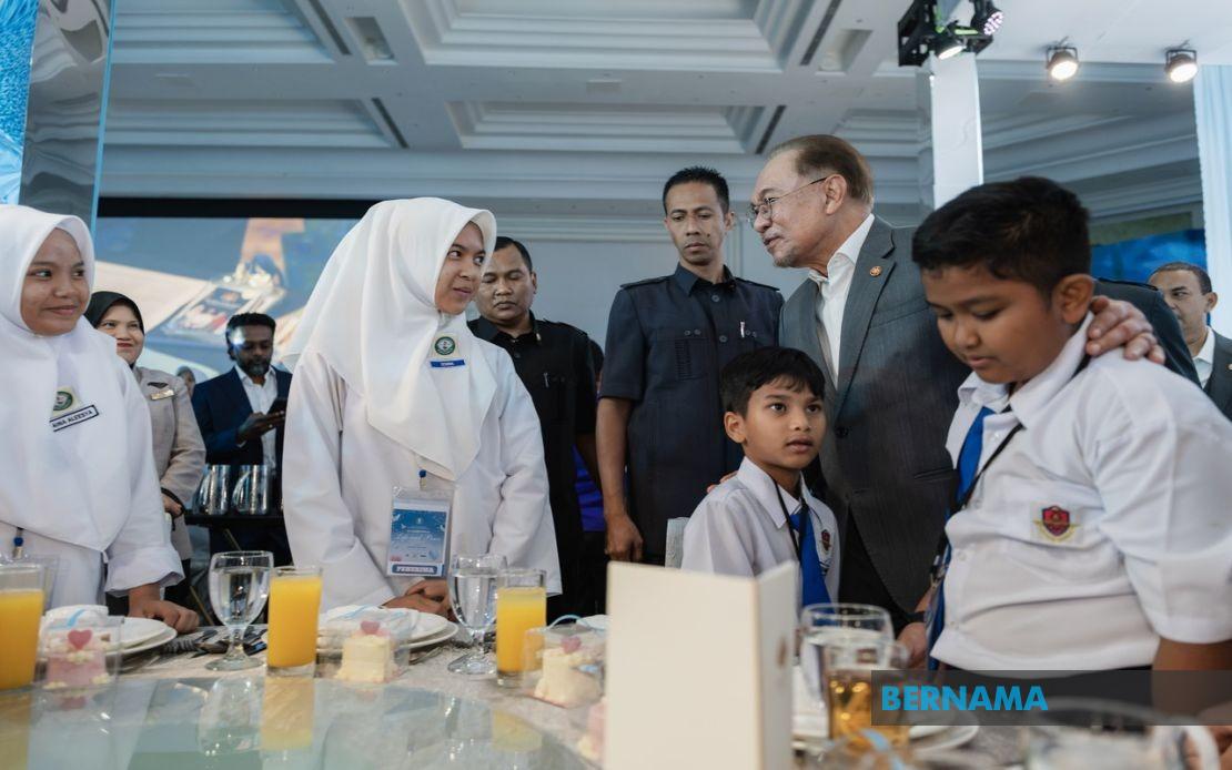 PM Anwar Urges Schools to Foster Kindness Alongside Academic Excellence, Warns Against Bullying