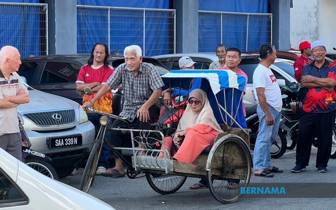 Octogenarian Pedals Trishaw Through Heat to Catch Glimpse of PM Anwar in Batu Pahat