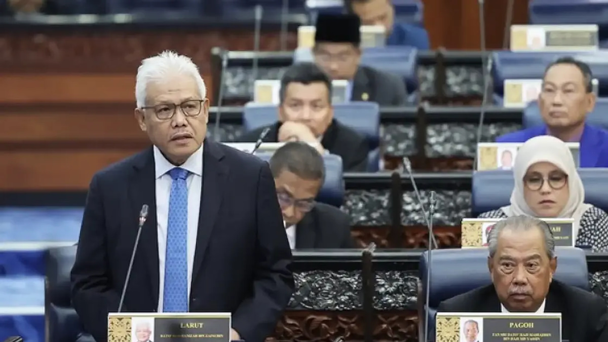 Hamzah Reclaims Opposition Leader's Front Row Seat as Muhyiddin Moved Further Back