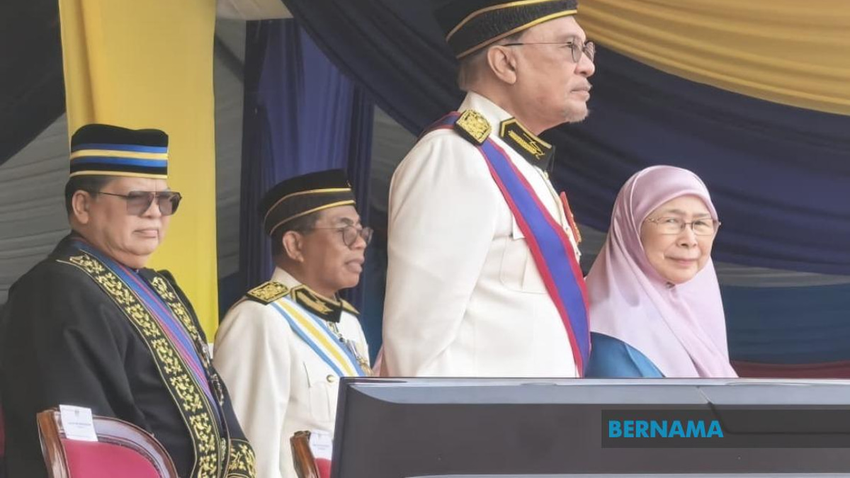 PM Anwar Calls on Malaysians to Honour Security Forces' Sacrifice and Service