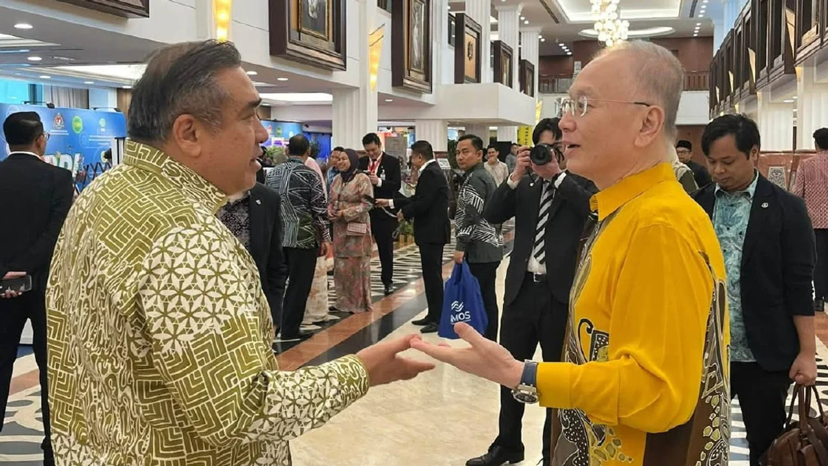 Loke and Wee Set Aside Politics for Parliamentary Decorum Amid Johor Election Campaign