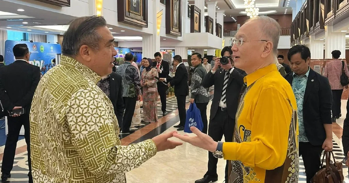 Loke and Wee Set Aside Politics for Parliamentary Decorum Amid Johor Election Campaign