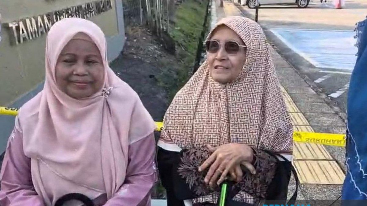 Elderly Voters Turn Out Early in Johor State Election Despite Weather Challenges