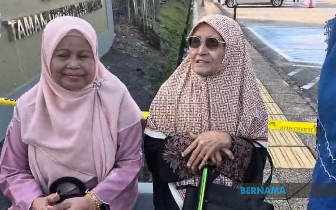 Elderly Voters Turn Out Early in Johor State Election Despite Weather Challenges