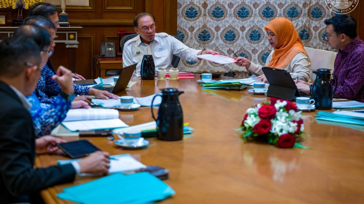 Anwar Pushes FELDA to Act Urgently on Second-generation Housing and Land Rights