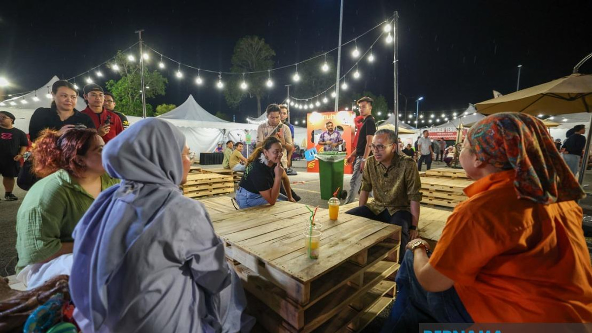 Communications Minister Fahmi Welcomes Strong Turnout at RIUH Pi HAWANA Creative Carnival in Penang
