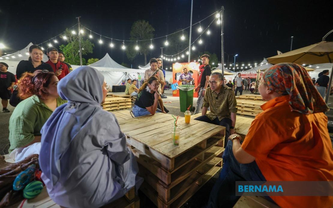 Communications Minister Fahmi Welcomes Strong Turnout at RIUH Pi HAWANA Creative Carnival in Penang