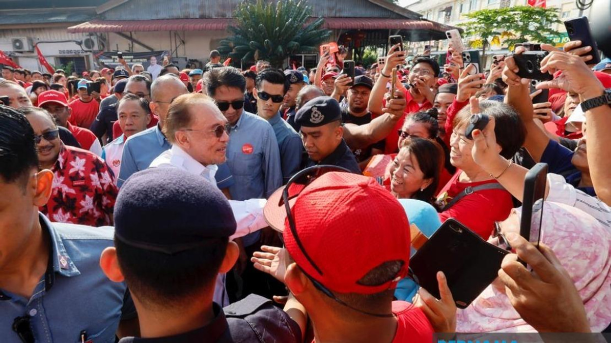 Anwar's Johor Campaign Visit Energises PH Machinery in Machap and Layang-Layang