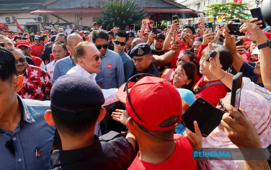 Anwar's Johor Campaign Visit Energises PH Machinery in Machap and Layang-Layang