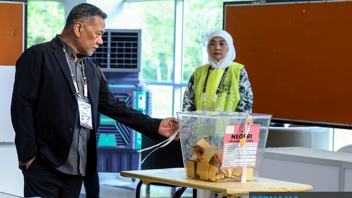 EC Chief Conducts Poll Day Inspection Across Four Johor Voting Centres