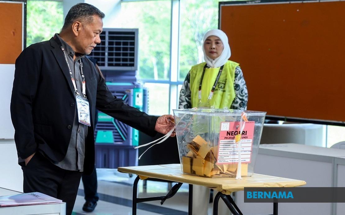 EC Chief Conducts Poll Day Inspection Across Four Johor Voting Centres