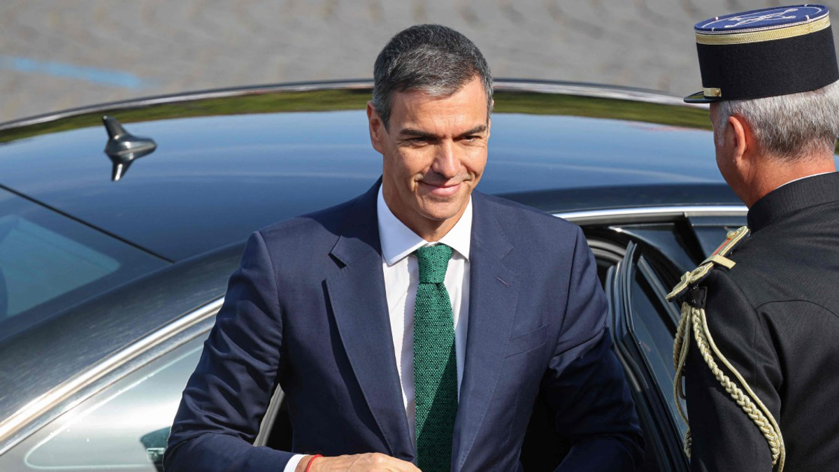 Spain's PM Celebrates Team Unity Ahead of World Cup Final Against Argentina