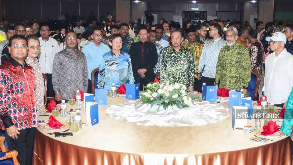 Anwar Sets One-Month Deadline to Fast-Track Foreign Worker Approvals in Key Sectors