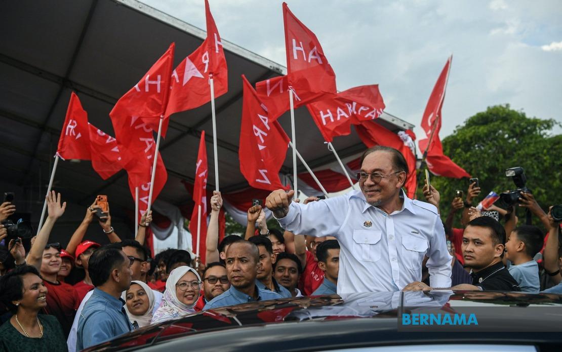 Anwar's Johor Campaign Trail Energises Pakatan Harapan Machinery Ahead of Saturday Poll