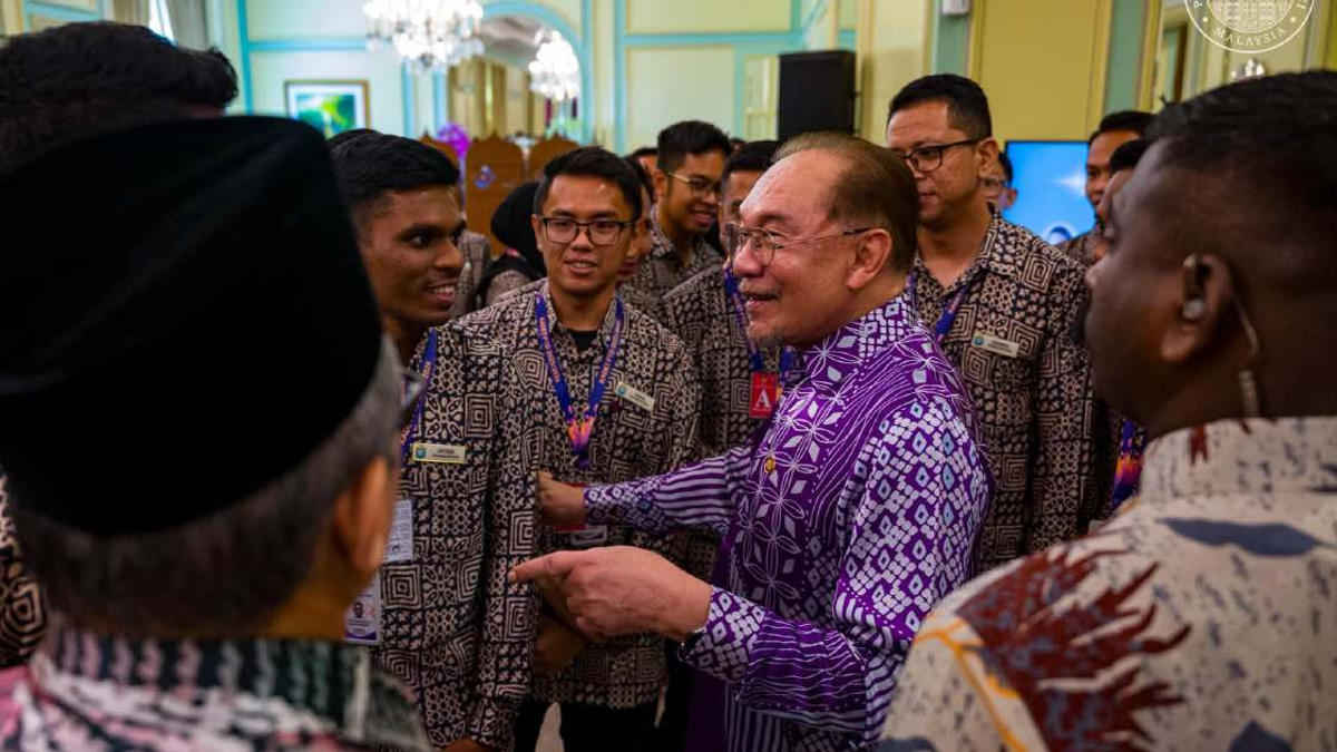 Anwar calls on civil servants to champion integrity and navigate changing times