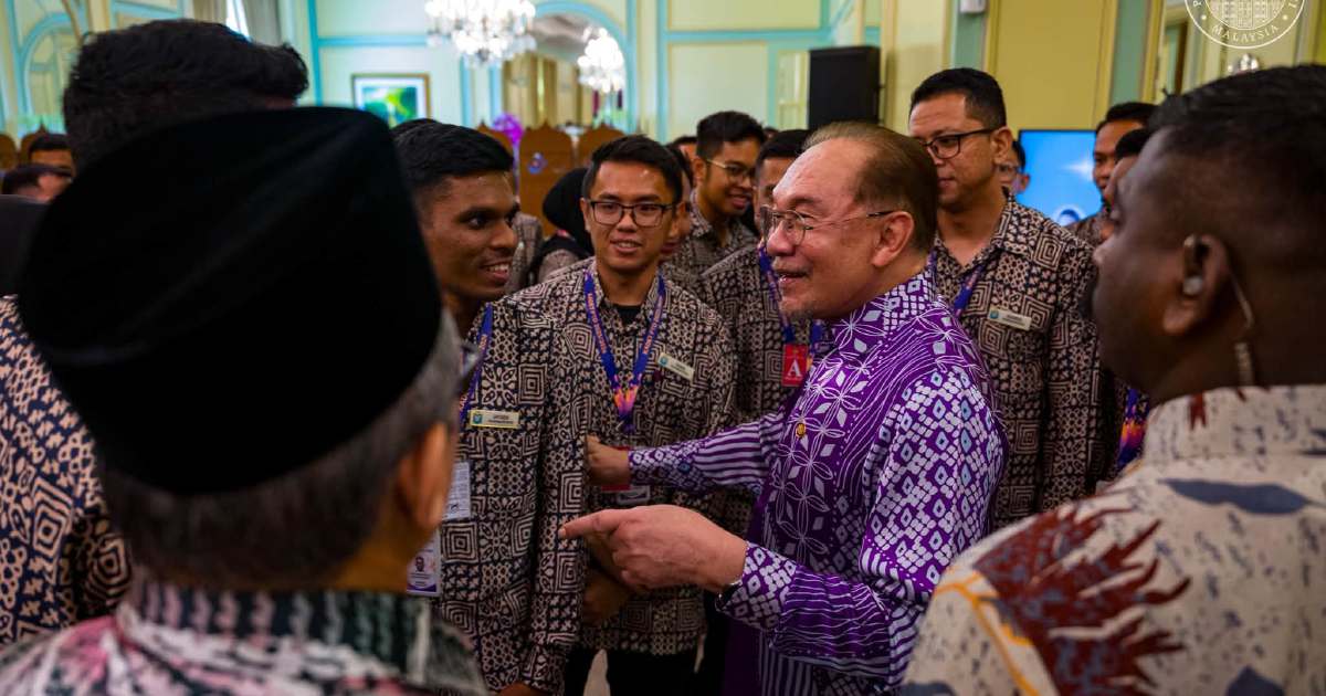 Anwar calls on civil servants to champion integrity and navigate changing times