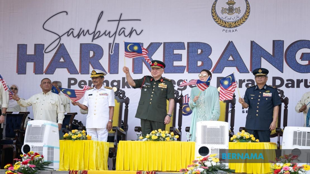 Sultan Nazrin Recognises 11 Military And Police Heroes At Perak National Day Ceremony