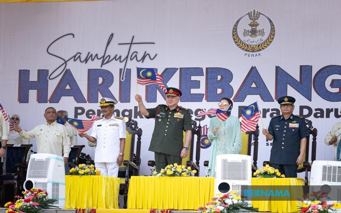Sultan Nazrin Recognises 11 Military And Police Heroes At Perak National Day Ceremony