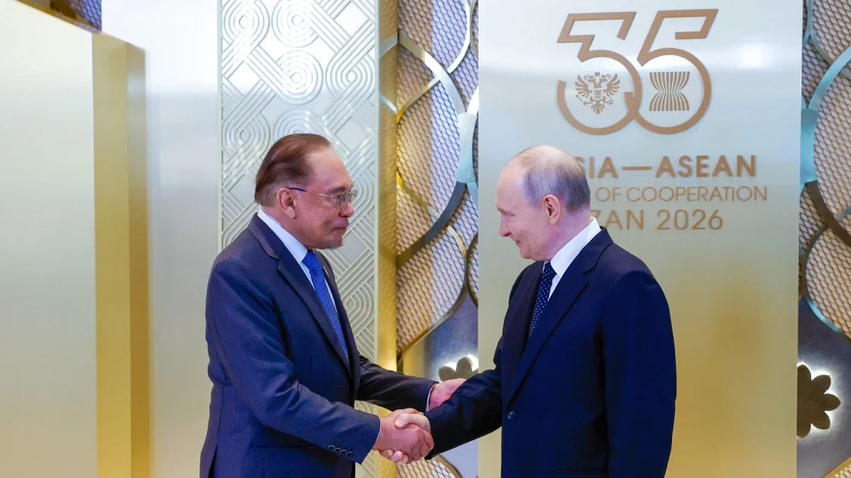 Anwar and Putin Explore Energy Ties and Alternative Trade Mechanisms