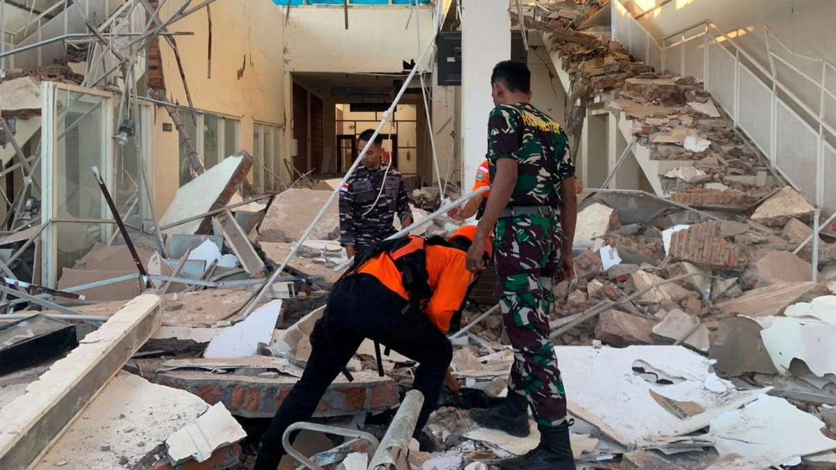 Powerful 7.7 magnitude earthquake strikes off Flores, Indonesia, killing at least two