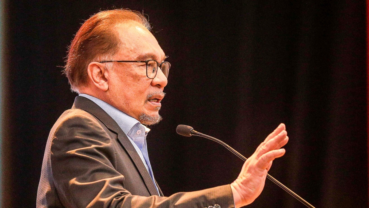 Anwar Praises Customs Authority for Intercepting Suspected Israel-Bound Cargo at Johor Port
