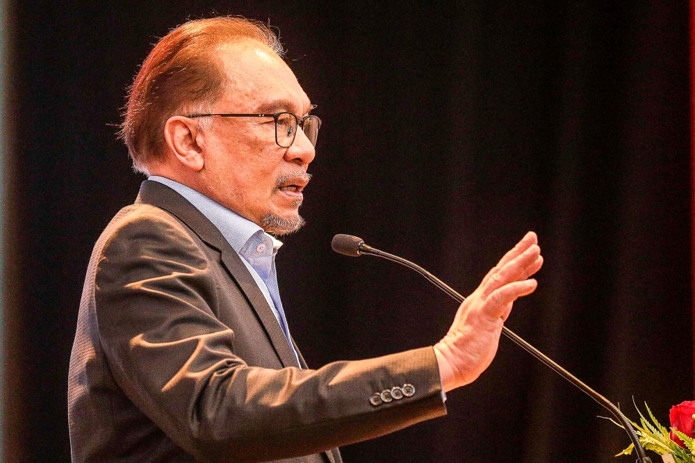 Anwar Praises Customs Authority for Intercepting Suspected Israel-Bound Cargo at Johor Port
