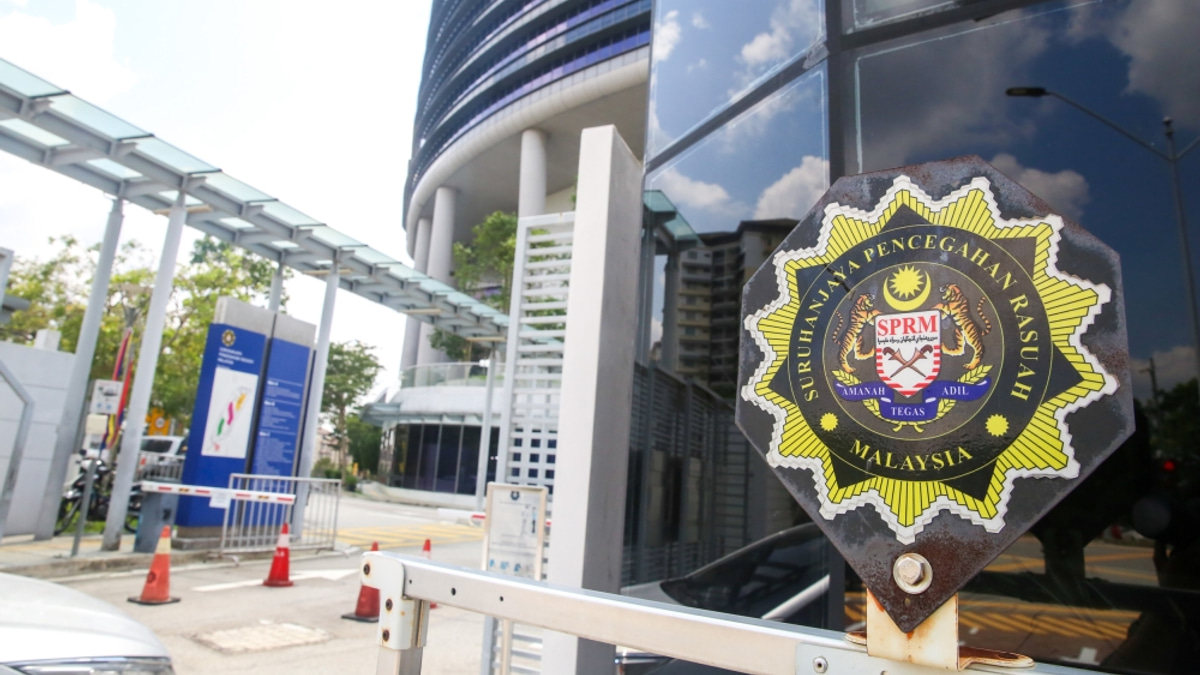 Former Civil Servant Held Over Alleged RM300,000 Fraud Using Fake Identities