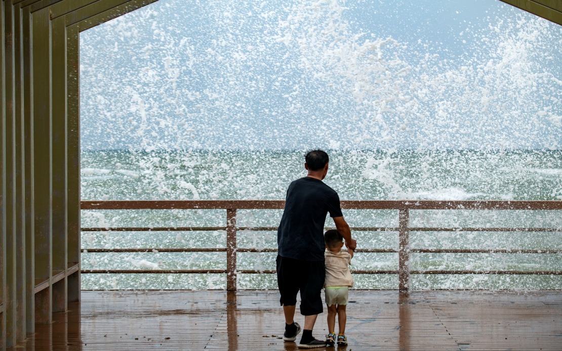 Typhoon Maysak Batters Hainan, Shutting Down Transport Networks Across Province