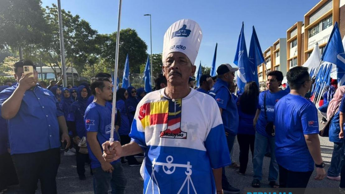 Selangor Retiree Travels to Johor, Dips Into Savings to Support Onn Hafiz