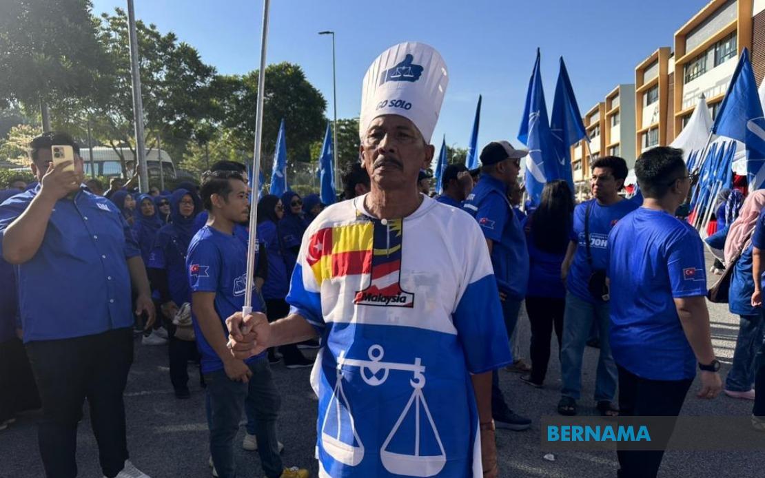 Selangor Retiree Travels to Johor, Dips Into Savings to Support Onn Hafiz