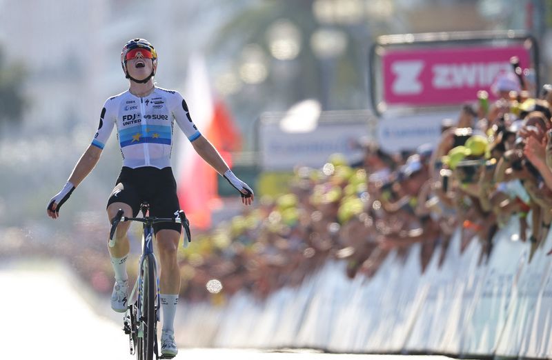 Vollering's dramatic climb win seals Tour de France Femmes lead as Niewiadoma-Phinney falters