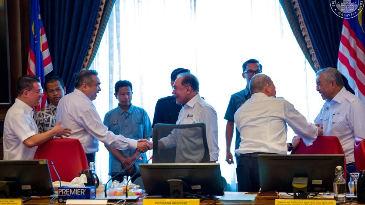 Anwar Calls For Unity With Poetic Facebook Post As PH, BN Campaign Separately In Negeri Sembilan