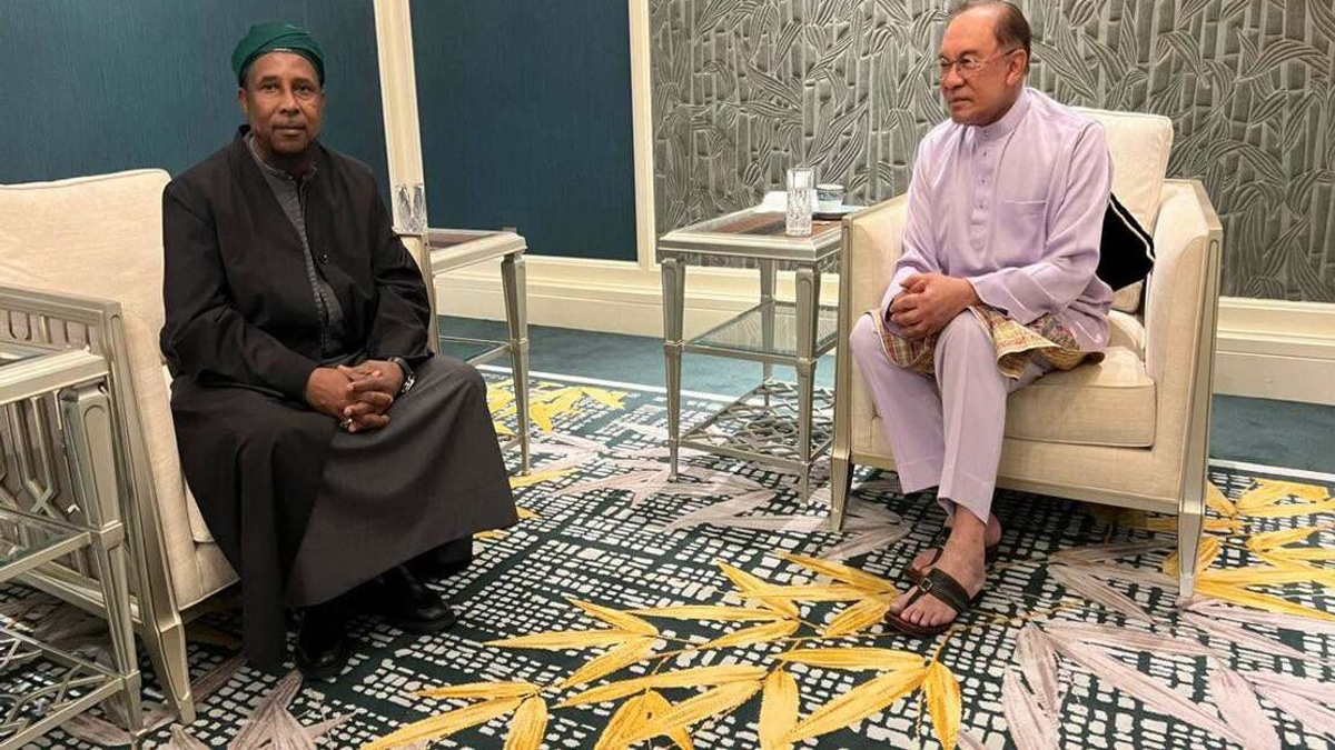 PM Anwar Bids Farewell to Gambian Islamic Scholar After Month-Long Malaysian Visit