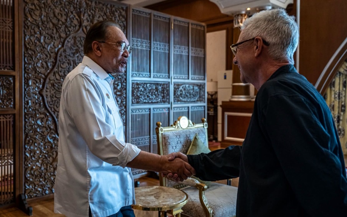 Anwar Meets Singapore GP Chief to Develop Malaysia's F1 Hosting Capabilities