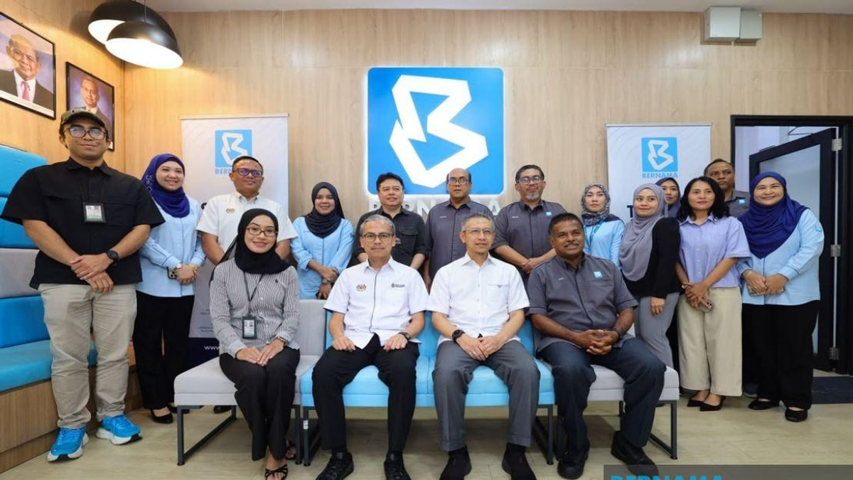 Fahmi Tours Bernama's Negeri Sembilan Election Command Centre