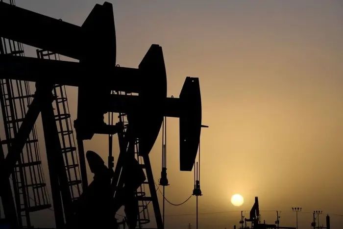 Oil Surges as US-Iran Tensions Escalate and Red Sea Shipping Route Faces Blockade Risk