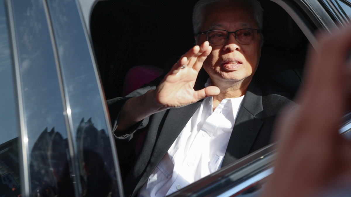 Anwar Ibrahim Visits Hospitalised Deputies at National Heart Institute