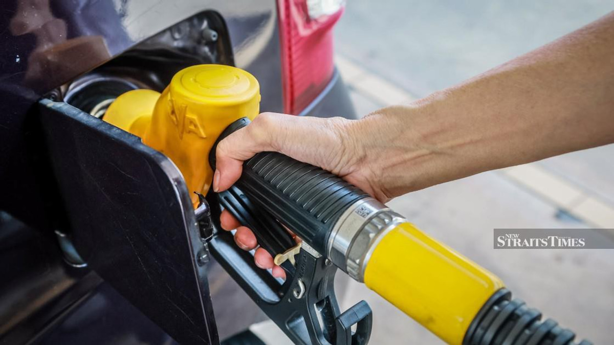 Malaysia Shields Petrol Prices from Global Oil Spike, Spending Up to RM50 Billion Yearly